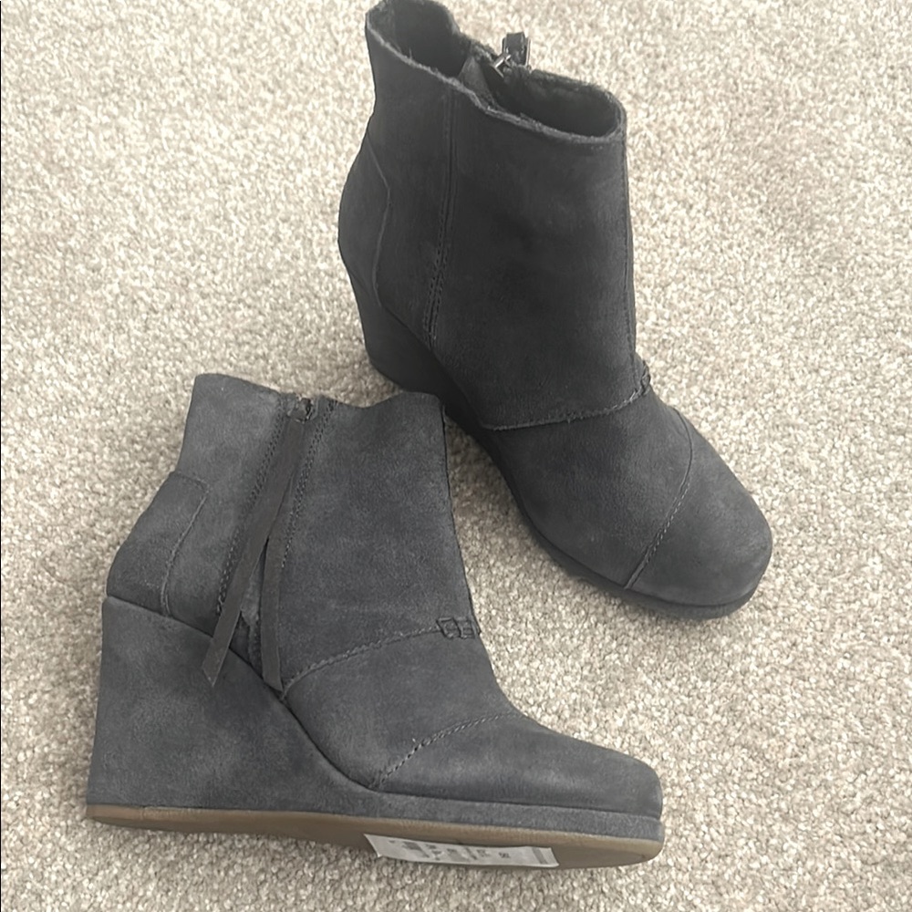 TOMS Desert Wedge Dark Gray Suede Bootie Sz 5.5